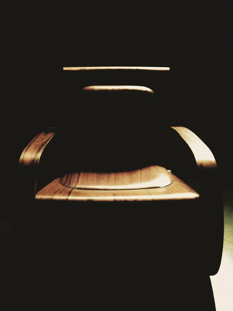Étude illustrée d'un fauteuil lounge en bois cintré sculptural.
