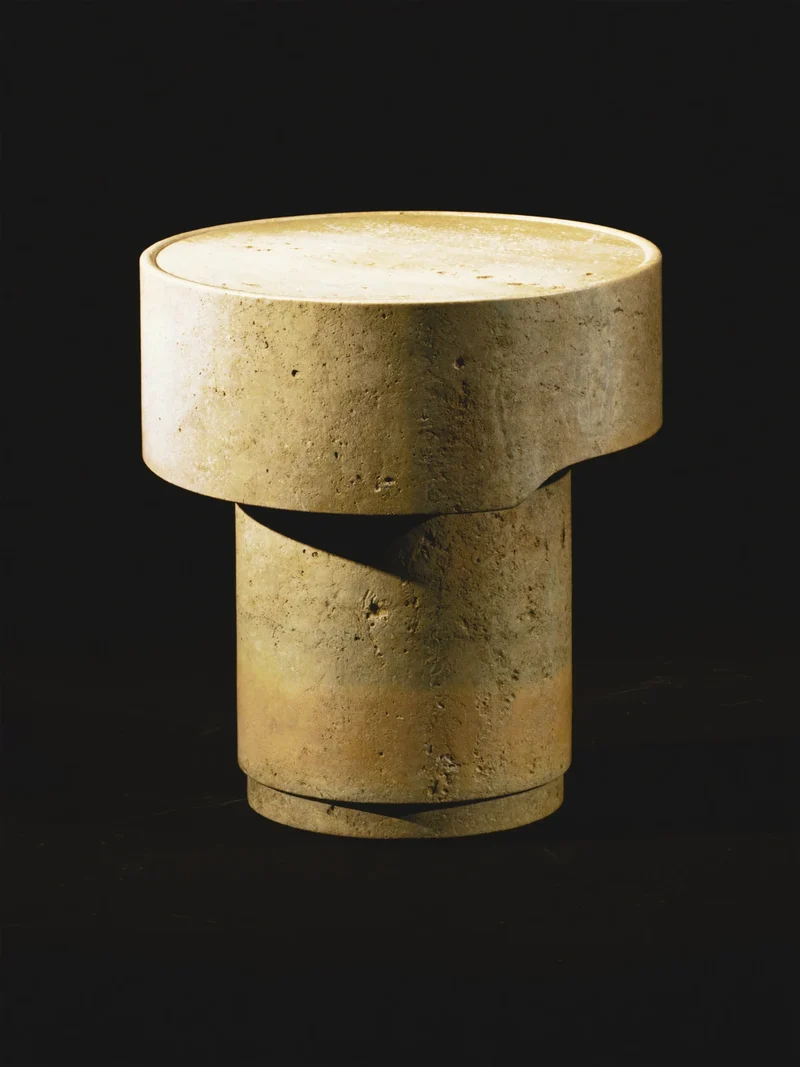 Étude illustrée d'une table d'appoint arrondie en travertin.