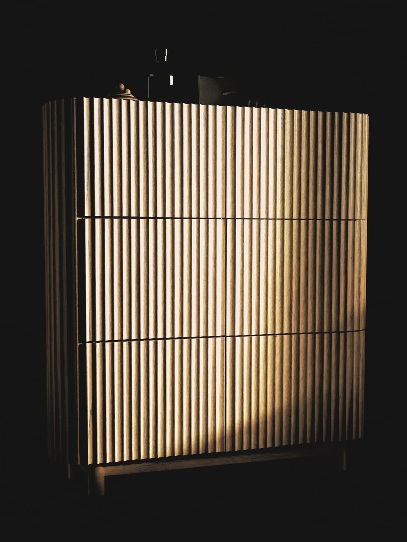 Étude illustrée d'un meuble de rangement en chêne cannelé.